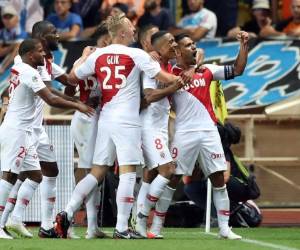 El alero colombiano del Mónaco Falcao celebra con sus compañeros después de anotar un gol durante el partido de fútbol L1 francés entre AS Monaco (ASM) y Olympique de Marseille (OM). AFP.