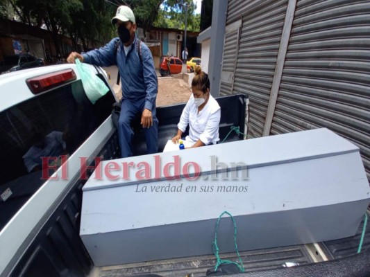Los familiares llegaron a la morgue de la capital de Honduras para retirar el cuerpo. Foto: Estalin Irías/EL HERALDO.