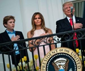 Al presidente se le olvidó un ritual patriótico, pero su esposa se lo recordó 'discretamente'. Foto AFP