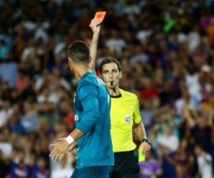 Momento en el que Cristiano Ronaldo era expulsado del Camp Nou en el clásico Barcelona vs Real Madrid por el juego de ida de la Supercopa de España. (AP)