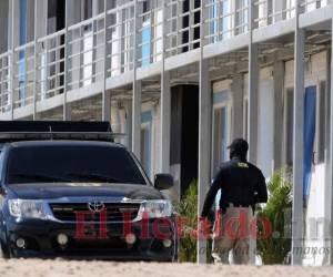 Un equipo de fiscales del MP y agentes de la ATIC inspeccionaron ayer las casas contenedores y los vagones que quedaron pendientes de usar en el proyecto de Lomas del Diamante, al sur de la capital, para damnificados por los huracanes Eta y Iota. Foto: El Heraldo