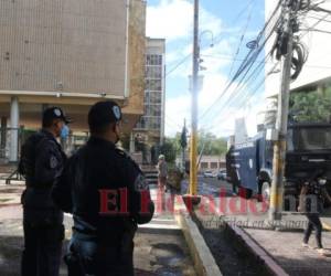 Varios camiones y miembros de la Policía Nacional y agentes Tigres se encuentra en la parte baja del Congreso. Foto: Estalin Irías | EL HERALDO.