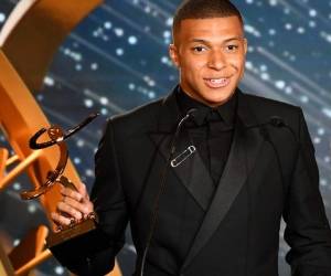 Kylian Mbappé, delantero del PSG, podría salir del equipo francés tras declarar que es momento de tomar más responsabilidades. Foto:AFP