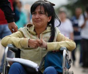 Una mujer en silla de ruedas llora sobre el Puente Internacional Simón Bolivar en San Antonio del Táchira, en su intento de pasar a Cúcuta en Colombia, para poder recibir atención médica en un hospital colombiano. Foto: Fernando Vergara / AP / El Heraldo.