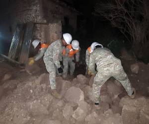 Integrantes de las Fuerzas Armadas removiendo escombros tras un sismo en la provincia de Chupaca, en la región de Junín (Perú).