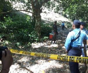 El hallazgo se realizó en horas de la tarde del lunes en una zona montañosa de la isla, pero las autoridades no pudieron sacar el cuerpo del lugar, por lo que llegaron la mañana de este martes a comenzar con los trabajos. Foto RedInformativa