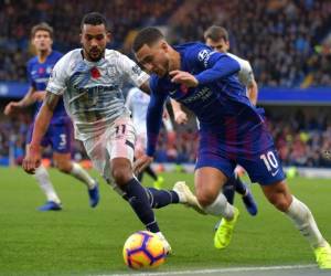 El mediocampista belga del Chelsea Eden Hazard compite con el delantero inglés del Everton Theo Walcott durante el partido de la Premier League. Foto AFP