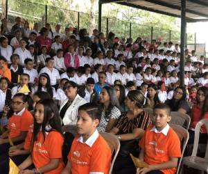 Los niños becados en el lanzamiento del programa.