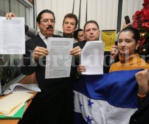 Manuel Zelaya Rosales junato a otros líderes e la oposición en Honduras.