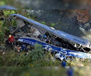 Al menos 23 muertos y más de 15 heridos deja el accidente de un autobús que cayó a un abismo en un remoto camino rural del norte de Perú.