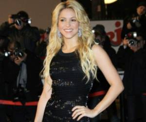 La cantante colombiana Shakira sigue dando de qué hablar tras su asistencia a la boda del año, la de Messi y Antonella Rocuzzo en Rosario, Argentina. (AFP)