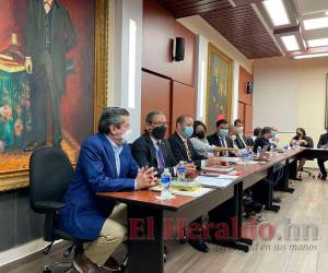 Representantes del Cohep, cámaras de comercio y turismo, así como del sector industrial, llegaron al Congreso Nacional a la reunión con diputados de la comisión de dictamen de la Ley de Empleo por Hora.