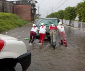 La Cruz Roja ha tenido que rescatar varios vehículos de las fuertes corrientes. Cortesía NotiGuatemala