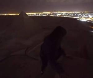 En las imágenes se observa a la pareja escalando la pirámide. Foto: Captura