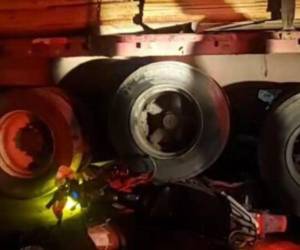 De acuerdo con información preliminar, la rastra salía de un predio maderero cuando el motociclista colisionó fuertemente contra la parte trasera del vehículo pesado.