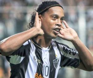 Por varias horas el vuelo del Ronaldinho se atrasó, pero ya está en camino a Honduras. Foto: Instagram