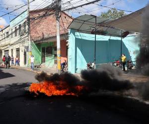 Mientras continúan las tomas de calles por demandas electorales, ciudadanos denuncian que la capital permanece sin supervisión, con obras viales paralizadas y tráfico colapsado.