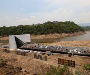 UMAPS realiza mantenimiento preventivo en la cortina inflable de Los Laureles previo al invierno para optimizar la capacidad del embalse.