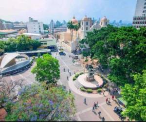 Detrás de cada fachada del casco histórico existe una historia. Iglesias, plazas y edificios antiguos forman un museo urbano en la capital.