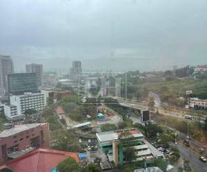 Desde la noche del lunes 21 de abril comenzaron las lluvias intermitentes. Así luce este martes la capital.