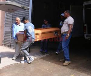 Familiares retiraron este mediodía el cadáver de su pariente asesinado en el bulevar Fuerzas Armadas. (Foto: El Heraldo Honduras/ Noticias Honduras hoy)