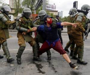 Esta muerte es congruente con la denuncia de una ola de violencia y hostilidad por parte de la institución policial chilena. Foto de referencia: AP