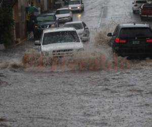 En la colonia Alameda de la capital algunas calles se inundaron después de una lluvia que duró al menos 20 minutos. Fotos Alex Pérez| EL HERALDO