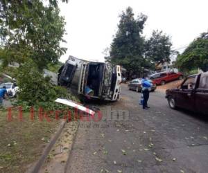 El accidente solo dejó pérdidas materiales y un pesado tráfico vehicular. FOTOS: Estalin Irías/EL HERALDO