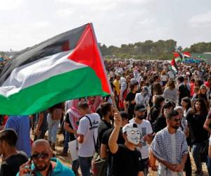 Los participantes marcharon en la localidad de Atlit, unos 12 km al sur de Haifa (norte), bajo el lema 'Su día de la independencia es nuestra Nakba (catástrofe)'. (Foto: AFP)