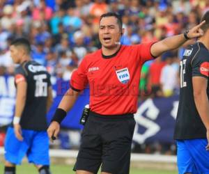 En la acción el central Héctor Rodríguez no se percató del golpe que recibió Rubilio Castillo de parte del defensor Ronal García. Foto: El Heraldo