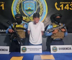 El detenido Otilio Eleroy Peña Ortiz, al ser arrestado por los agentes de la Dipampco, en Choloma.