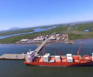 El gobierno busca un préstamo de $150 millones con banco brasileño para expandir puerto en San Lorenzo, Valle. Iniciarán dragado de tres millones de metros cúbicos a finales de 2024.