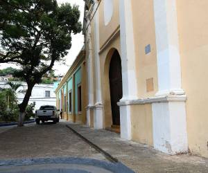 El mal olor y la contaminación en zonas patrimoniales como en la iglesia San Francisco son puntos que sirven de baños públicos, por eso la Alcaldía impulsa un proyecto de baños públicos que busca evitar a que personas se orinen en los edificios patrimoniales.