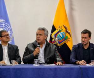 El presidente de Ecuador, Lenin Moreno, al centro, habla flanqueado por el arzobispo Luis Gerardo Cabrera Herrera (L) y el representante de las Naciones Unidas (ONU) Arnaud Perald durante una reunión con líderes indígenas en Quito el 13 de octubre de 2019.