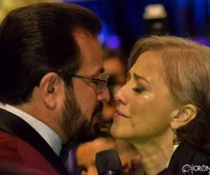 La pareja de pastoras Ninoska y Germán Ponce en uno de sus momentos tan emotivos, durante la boda de su hija, renovaron sus votos matrimoniales. Foto: Redes sociales.