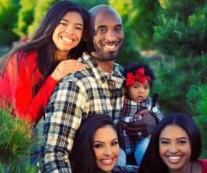 Vanessa Laine, esposa de Kobe Bryant, publico esta imagen con toda su familia. Foto Instagram