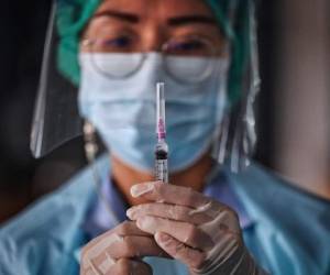 Informes daban a conocer que la vacuna provocaba problemas sanguíneos en personas vacunadas, como dificultad en la coagulación o formación de coágulos sanguíneos (trombosis). Foto:AFP
