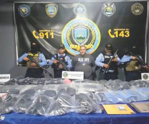 Una persona fue detenida por las autoridades durante el operativo donde se encontró la indumentaria policial.