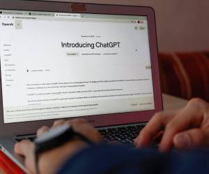 Para el estudio, se evaluó a participantes adultos de entre 18 y 81 años para determinar si podían distinguir entre relatos cortos escritos por humanos y relatos generados por inteligencia artificial.