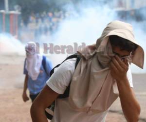 Algunos alumnos del Instituto Técnico Honduras (ITH), de Tegucigalpa, han realizado intensas protestas desde el pasado lunes, las que se han convertido en un enfrentamiento entre estudiantes y policías. Foto: Alex Pérez/ EL HERALDO