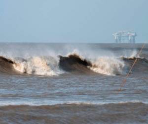 El ciclón también amenaza los principales centros de refinación de petróleo de Lake Charles en Luisiana y de Beaumont y Port Arthur en Texas, ubicados cerca de la costa. AFP.
