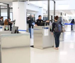 Los trabajadores de la TSA que llevan a cabo los controles de seguridad son considerados 'esenciales', por lo que deben trabajar sin sueldo. Foto cortesía Twitter @iflymia.