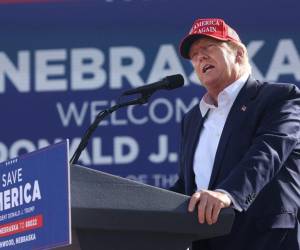 El expresidente Donald Trump habla con sus seguidores durante un mitin en el I-80 Speedway el 1 de mayo de 2022 en Greenwood, Nebraska.