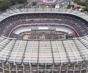 A cambio del césped natural, se instaló una superficie denominada híbrida. Dicha tecnología combina pasto natural con sintético, y se ha empleado en otros reconocidos estadios del mundo, como el Camp Nou de Barcelona, el Stade de France, el San Siro de Milán y la mayor parte de los inmuebles de la Liga Premier, incluyendo Wembley.