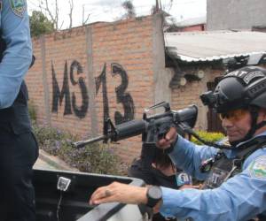 La icónica sigla de la MS-13 pintada en un muro de la capital recuerda el control silencioso que imponen las maras. Tegucigalpa y Comayagüela apenas cuentan solo 1,446 agentes para resguardar a 1.3 millones de capitalinos.