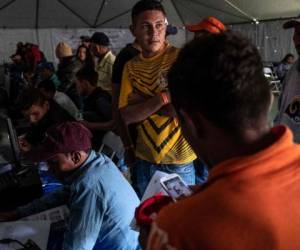 Momento en el que los migrantes hacían fila para registrarse en la feria de empleo en Tijuana, México. (AFP)