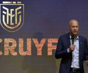 El nuevo entrenador de la selección ecuatoriana de fútbol, el holandés Jordi Cruyff, habla durante su presentación en la sede del equipo en Quito. Foto AFP