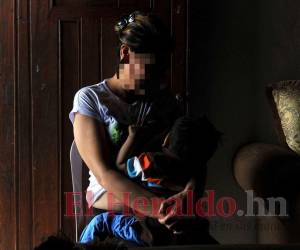 Martha amamantando a su hijo Moisés, de dos años. El pequeño nació días después de que su madre fue ingresada a un centro hospitalario.