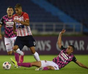 A finales de 2020, Bogotá fue escenario de varias aglomeraciones en el marco de la final del fútbol colombiano, cuando Santa Fe cayó ante América de Cali en un duelo sin público disputado en El Campín. Foto: AFP