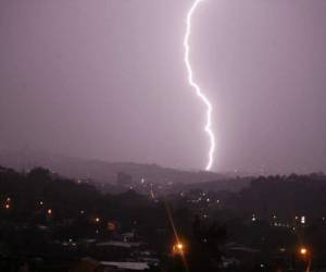 Aunque las lluvias serán leves estarán acompañadas de actividad eléctrica, pronostican los expertos. Foto: EL HERALDO